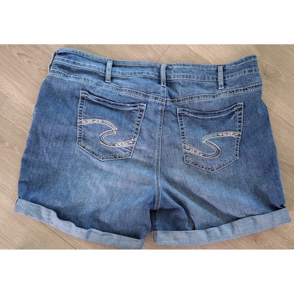 Silver Jeans Women's Size 20W Boyfriend Denim Shorts Blue Cuffed Hem Distressed - Picture 2 of 8